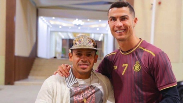 هل أسلم إلتون خوسيه بعد صورته مع المصحف؟.. لاعب النصر السعودي السابق يفاجئ الجماهير