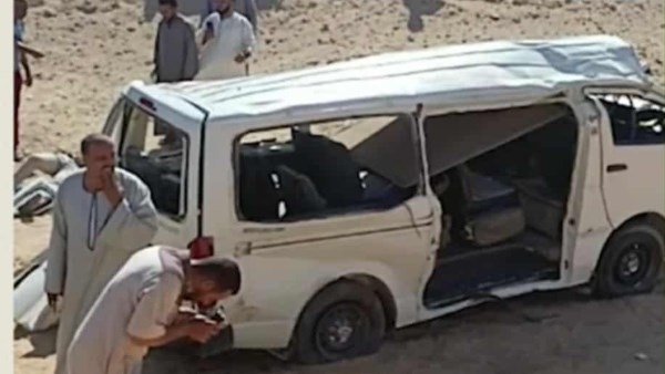 انقلاب سيارة ميكروباص وإصابة 6 ركاب على طريق الواحات