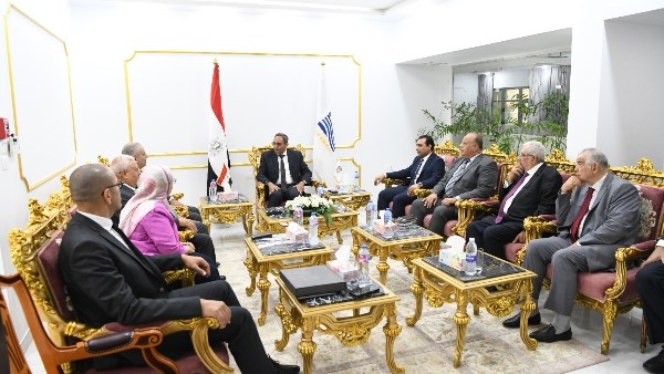محافظ قنا يبحث مع البنك الزراعي المصري دعم المشروعات الزراعية والمجتمعية