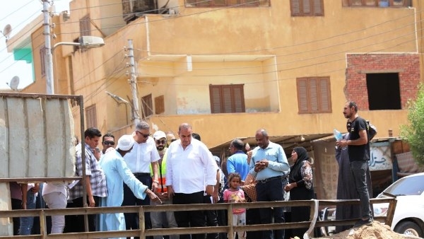 محافظ أسوان يتفقد الأعمال الجارية بمشروع تغطية مصرف السيل
