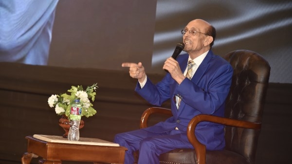 يجرى فحوصات طببة.. شقيق محمد صبحي يكشف تطورات حالته الصحية