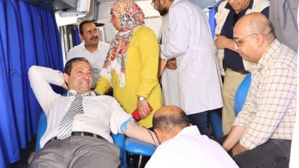 اتبرع بدمه .. محافظ دمياط يشارك باليوم العالمي للتبرع بالدم