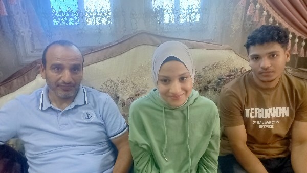 أب يهدي ابنته رحلة عمرة لنبوغها في الإعدادية بالغربية