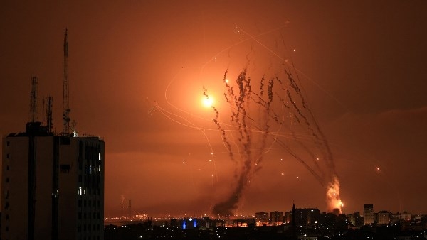 إصابة مباشرة .. لحظة سقوط صاروخ «فرط صوتي» إيراني وسط تل أبيب