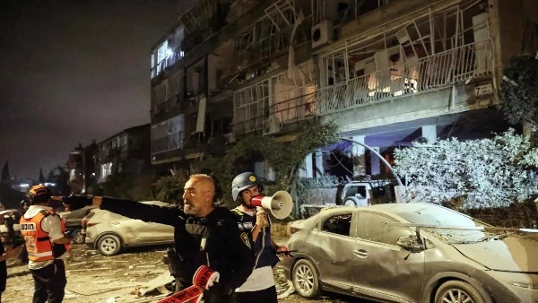ارتفاع قتلـ.ـى الهجوم الصاروخي الإيراني على ضواحي تل أبيب إلى 3 أشخاص