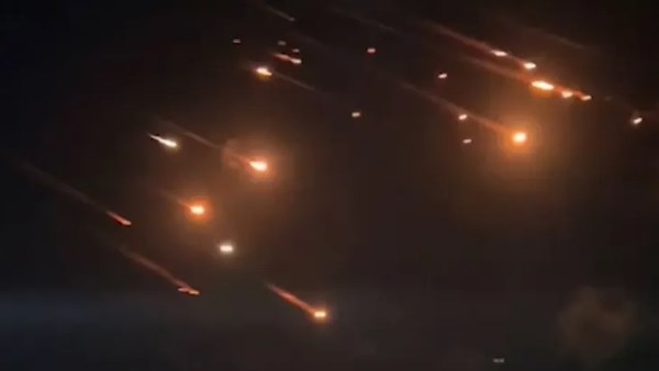 إيران تطلق موجة جديدة من الصواريخ الباليستية بعيدة المدى تستهدف عمق اسرائيل