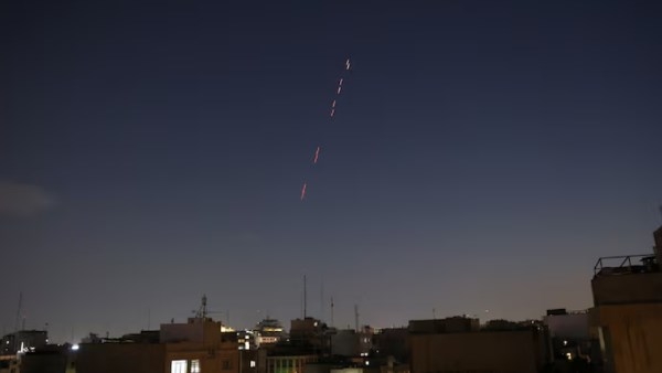 ايران: الدفاعات الجوية تصد "أهدافاً معادية" في سماء طهران ومحافظات غربية