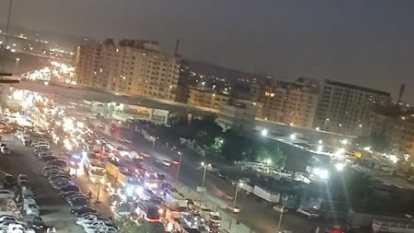توقف الحركة المرورية على الأوتوستراد بعد انقلاب ونش من أعلى مقطورة
