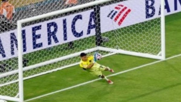 عاد من الاعتزال ليواجه الأهلي.. أوستاري يرد جميل ميسي وينقذ إنتر ميامي في افتتاح المونديال
