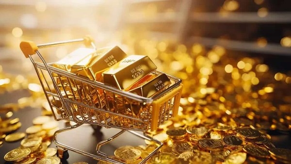 الذهب يتراجع بعد تهدئة بين إيران وإسرائيل.. وخبير يوضح الوقت المناسب للشراء