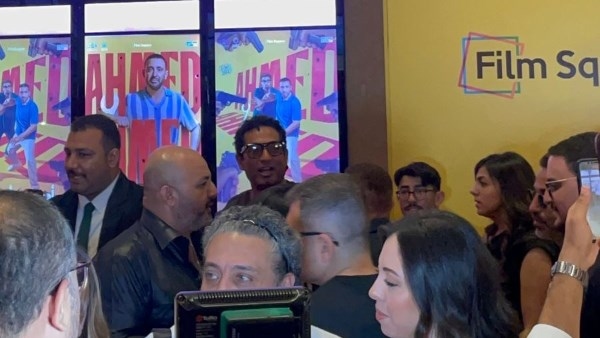 عمرو سعد يهنىء السقا وفهمي في العرض الخاص لفيلم أحمد وأحمد
