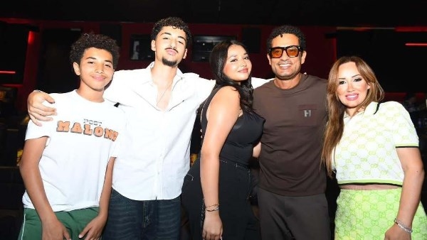 عمرو سعد يظهر مع أسرته كاملة للمرة الأولى من عرض فيلم 'أحمد وأحمد'