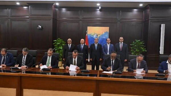 توقيع عقدي تسوية استراتيجيين بحضور رئيس الوزراء لتعزيز الاستثمار وحل النزاعات