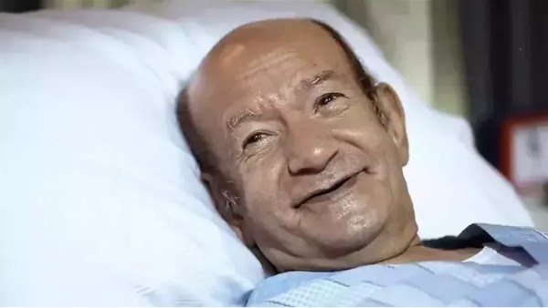 مع السلامة يا عم لطفي.. محمد هنيدي يودع لطفي لبيب بكلمات مؤثرة
