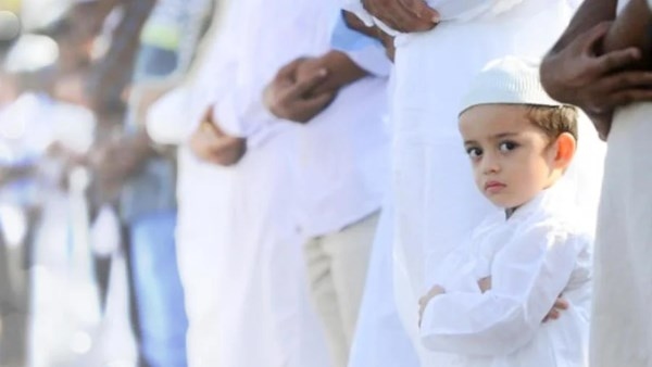 حكم صلاة الصبي المُميِّز في الصف الأول.. الإفتاء تجيب