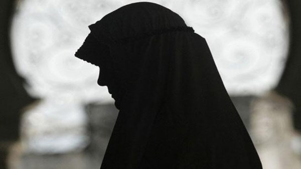 هل يجوز للمتوفى عنها زوجها أن تبيت عند أحد أبنائها لكبر سنها؟.. أمين الفتوى يجيب