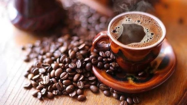 فنجان قهوة يوميًا قد يُطيل عمرك.. دراسة تكشف كيف يُحارب الكافيين الشيخوخة والأمراض المزمنة