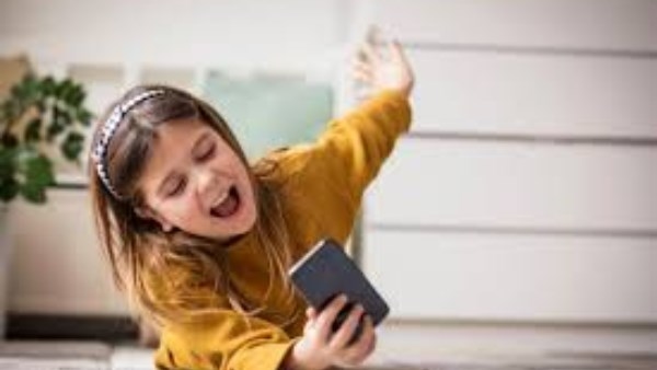 استخدام الهواتف المحمولة يُقلّل حجم دماغ الأطفال.. فنجان قهوة يوميًا قد يُطيل عمرك