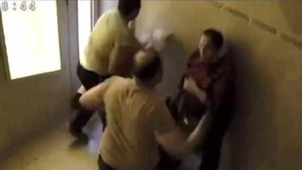 ضحية التعدي بالمنصورة تروي التفاصيل: طُردنا من شقتنا رغم أننا الملاك.. ووالدتي تعرضت للضرب