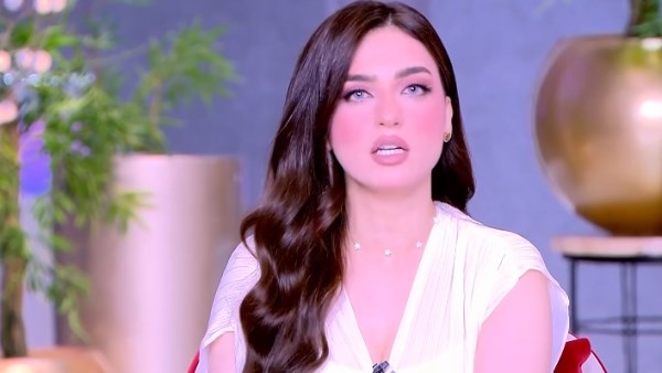 شاطرة يا حبيبتي.. ياسمين عز: زوجة الملياردير أندي بايرون طلبت الطلاق وهتاخد نص ثروته
