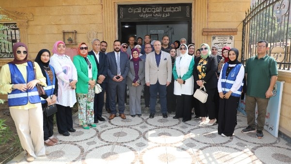 محافظ بني سويف يتفقد سير العمل بالعيادة المتنقلة لتقديم خدمات المبادرات الرئاسية للمرأة