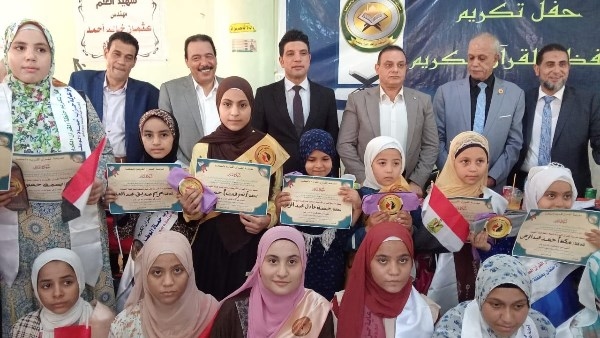 3 رحلات عمرة ومصحف ناطق.. نائب محافظ سوهاج يكرم ذوي الهمم والمعلمات