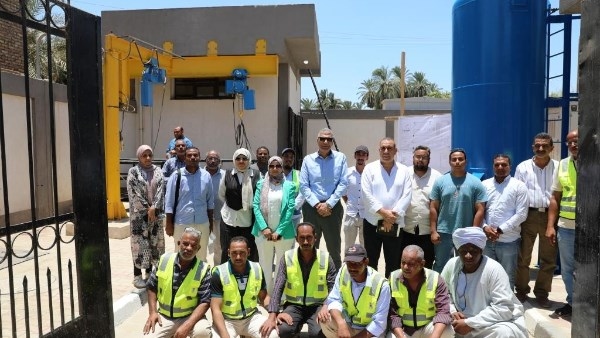 محافظ أسوان يتفقد مشروع محطة المعالجة للصرف الصحى بالرديسية بحرى