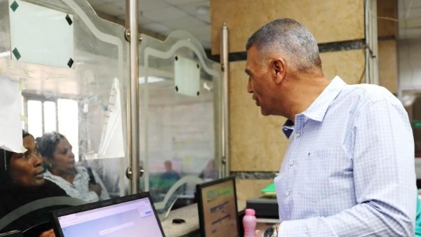 محافظ أسوان يطمئن على تقديم الخدمات بالمركز التكنولوجى