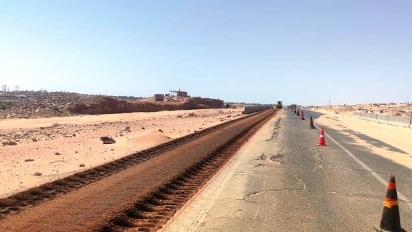 رصف الطرق الرئيسية بأسوان لتأمين سير المواطنين والحد من حوادث الطرق