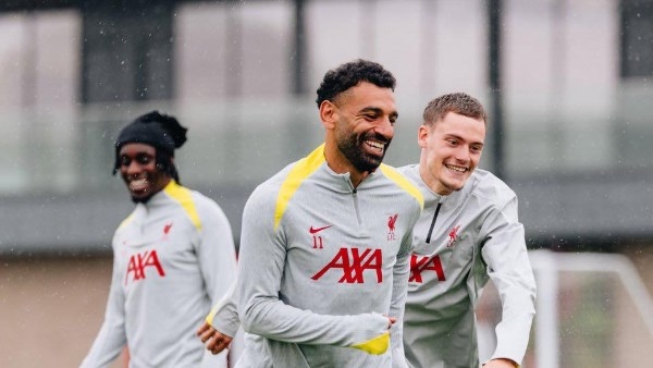 لأول مرة بعد صدمة وفاة جوتا.. الضحكة تعود لوجه محمد صلاح.. شاهد