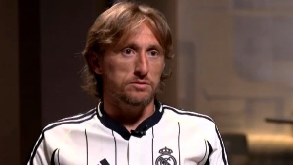 سخرية علنية من لوكا مودريتش تثير الجدل في مباراة برشلونة الودية