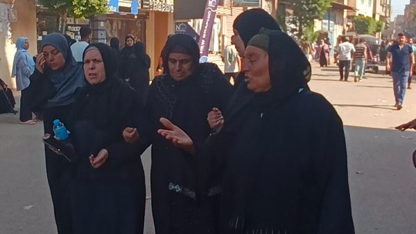 انهيار أسرة أحمد عامر في جنازته الشعبية بمسقط رأسه بسمنود.. صور