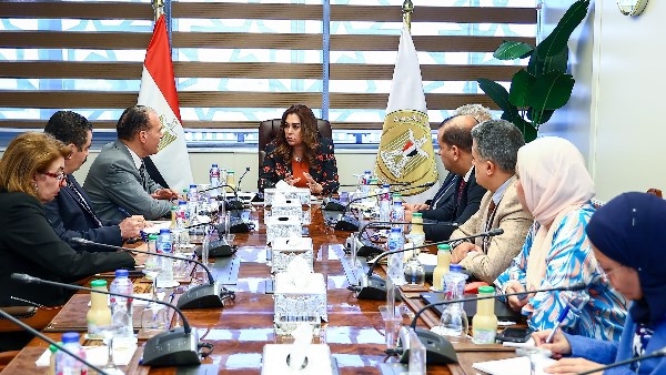 وزيرة التنمية المحلية تتابع الموقف التنفيذى لتطبيق الهوية البصرية في جميع المحافظات