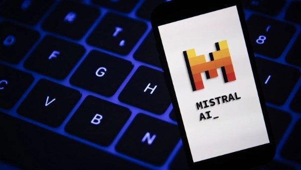 Le Chat يفكر ويتكلم ويرسم.. Mistral تطلق تحديثا ضخما لروبوتها