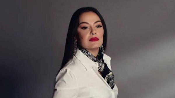 شريهان تشيد بالعرض المسرحي يمين في أول شمال