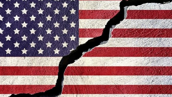 صحيفة بريطانية: انفصال كاليفورنيا بعد اندلاع حرب أهلية في الولايات المتحدة بحلول 2035