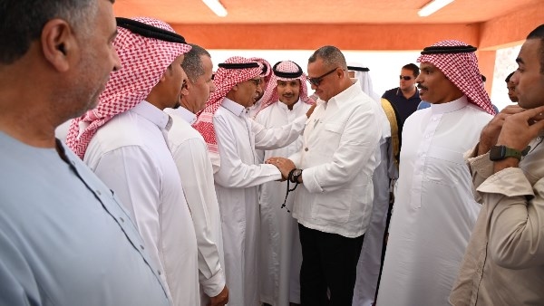 محافظ جنوب سيناء يبحث مع مشايخ وعواقل دهب تقنين الملكية وتحسين المرافق