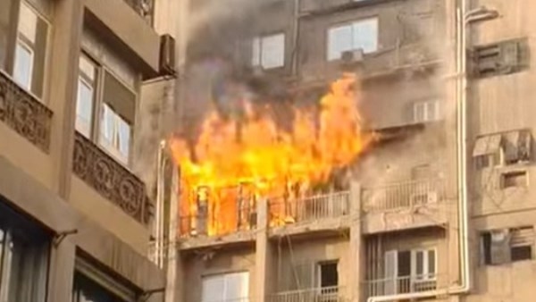 حريق داخل أحد العقارات بمنطقة وسط البلد في القاهرة