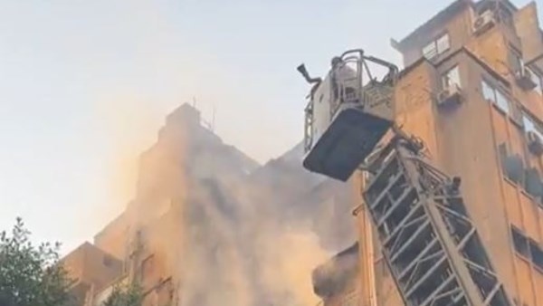 بالسلالم الهيدروليكية.. الحماية المدنية تسيطر على حريق شقة وسط البلد