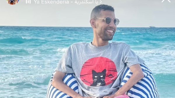 مؤمن زكريا يشارك جمهوره صورة من عطلته الصيفية