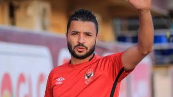 مسيرة أعتز وأتشرف بها.. نجم الأهلي السابق يعلن اعتزاله كرة القدم
