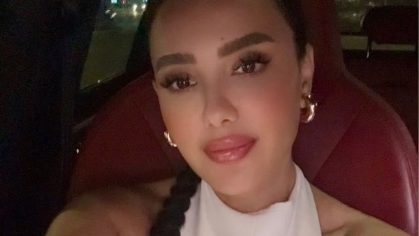 مي القاضي تخطف الأنظار من سيارتها