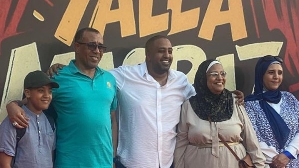 بالصور .. أوتاكا مع عائلته في مسرحية يلا مسرح