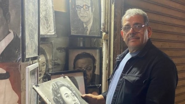 رسام النجوم .. سعيد ينشر البهجة في شوارع وسط البلد