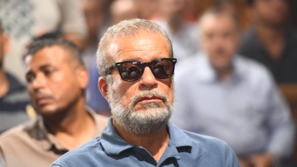 الحزن يسيطر على شريف منير في جنازة لطفي لبيب .. صور