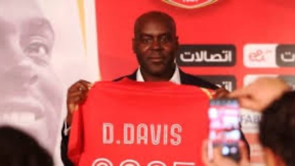 الأهلي يعلن عودة ديفيد ديفيز كمدير فني لكرة اليد