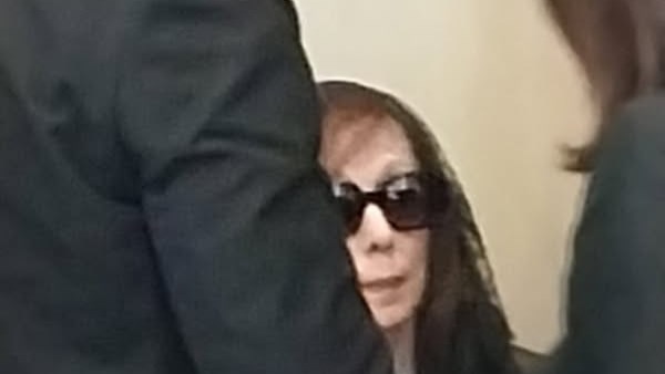 أول ظهور للسيدة فيروز في عزاء نجلها.. شاهد