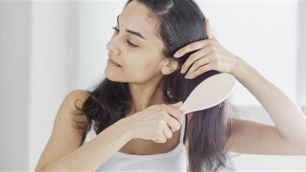 تساقط الشعر كابوس النساء المزعج .. أسباب وحلول وطرق الوقاية