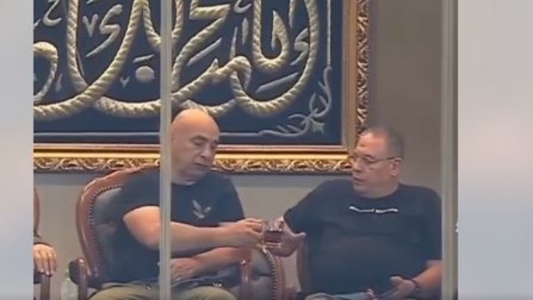 بيخمِّسوا مع بعض.. حسام حسن وطارق سليمان يشربان الشاي في كوب واحد