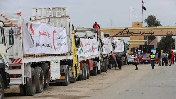 الهلال الأحمر المصري يدفع 2400 طن مساعدات غذائية وطبية في قافلة «زاد العزة» الـ 16 إلى غزة